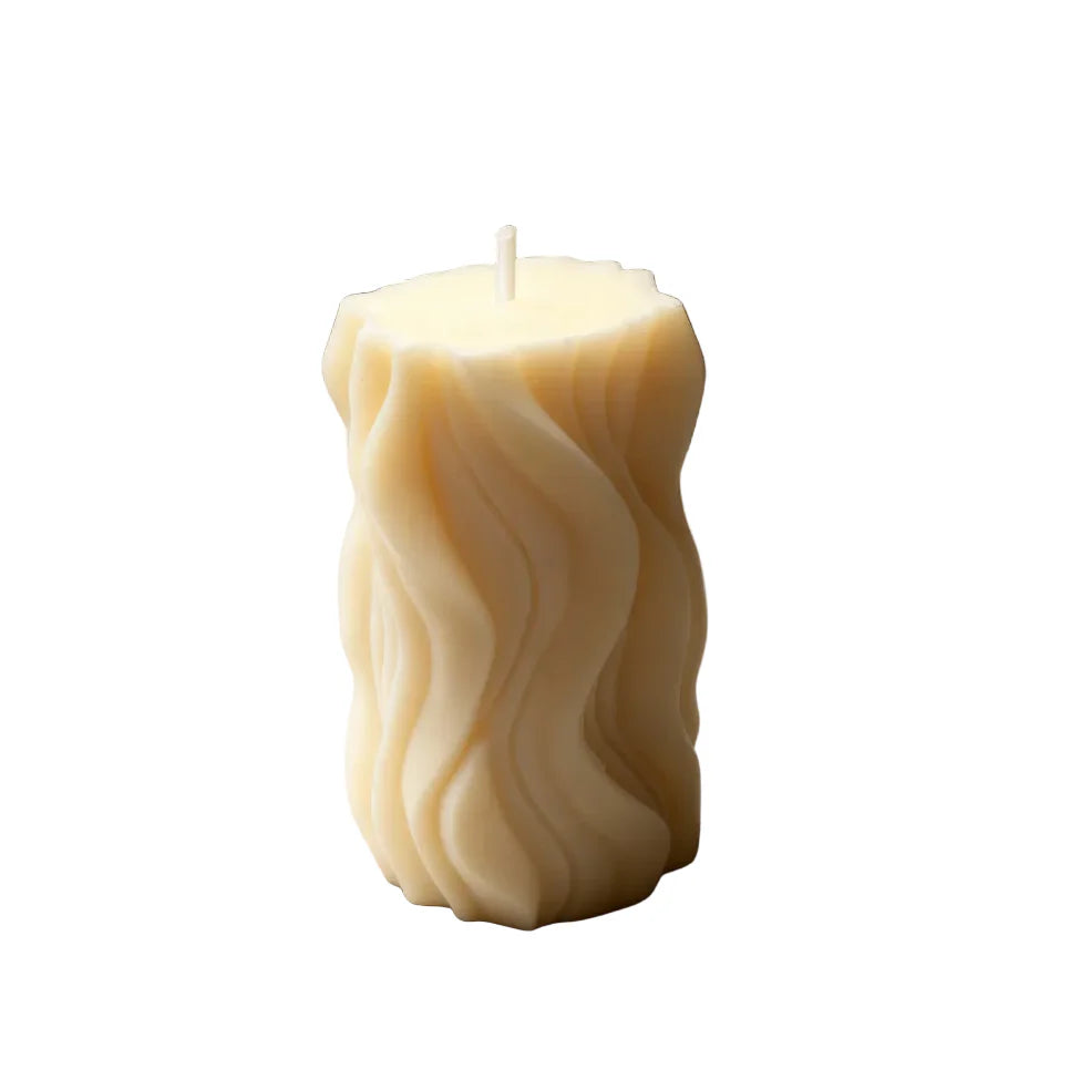 Lumânare decorativă din ceară de soia pentru living Stâlp Valuri Scund (S) parfumat Blue Haze