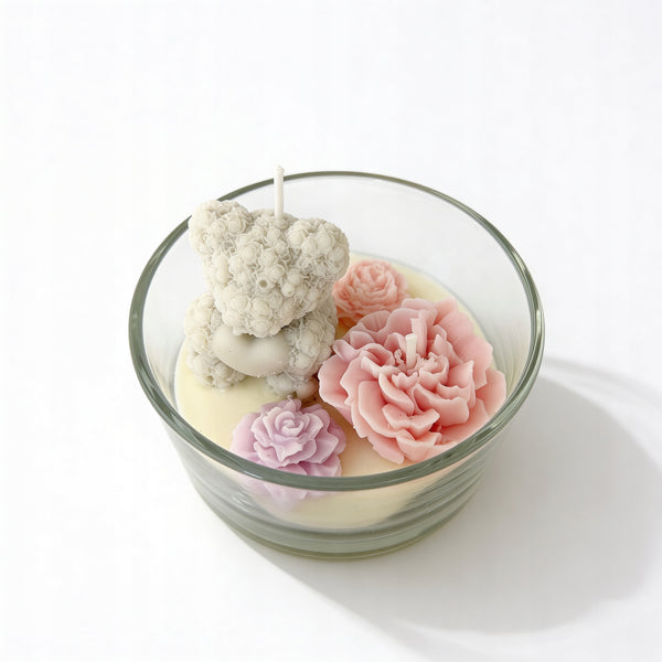 Świeca sojowa w szkle Miś w kwiatowym ogrodzie Paris 170g