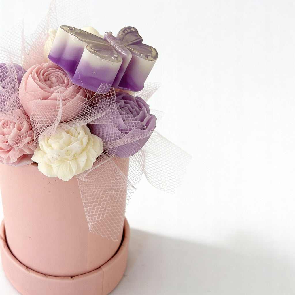Flower Box Gyertyák Csokor Gyertyákból Rózsák és Bazsarózsák Pillangóval + Ajándék Kerámia Kandalló
