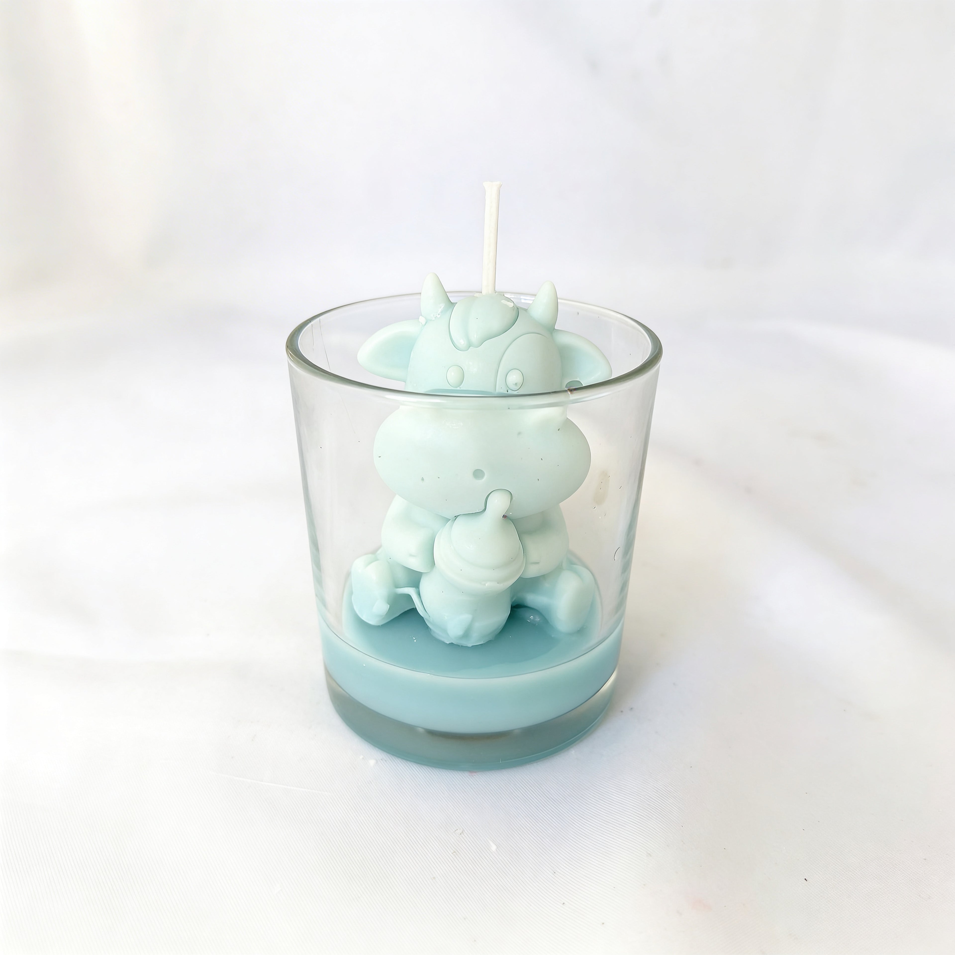 Świeca sojowa w szkle Baby Shower Krówka z butelką Niebieska