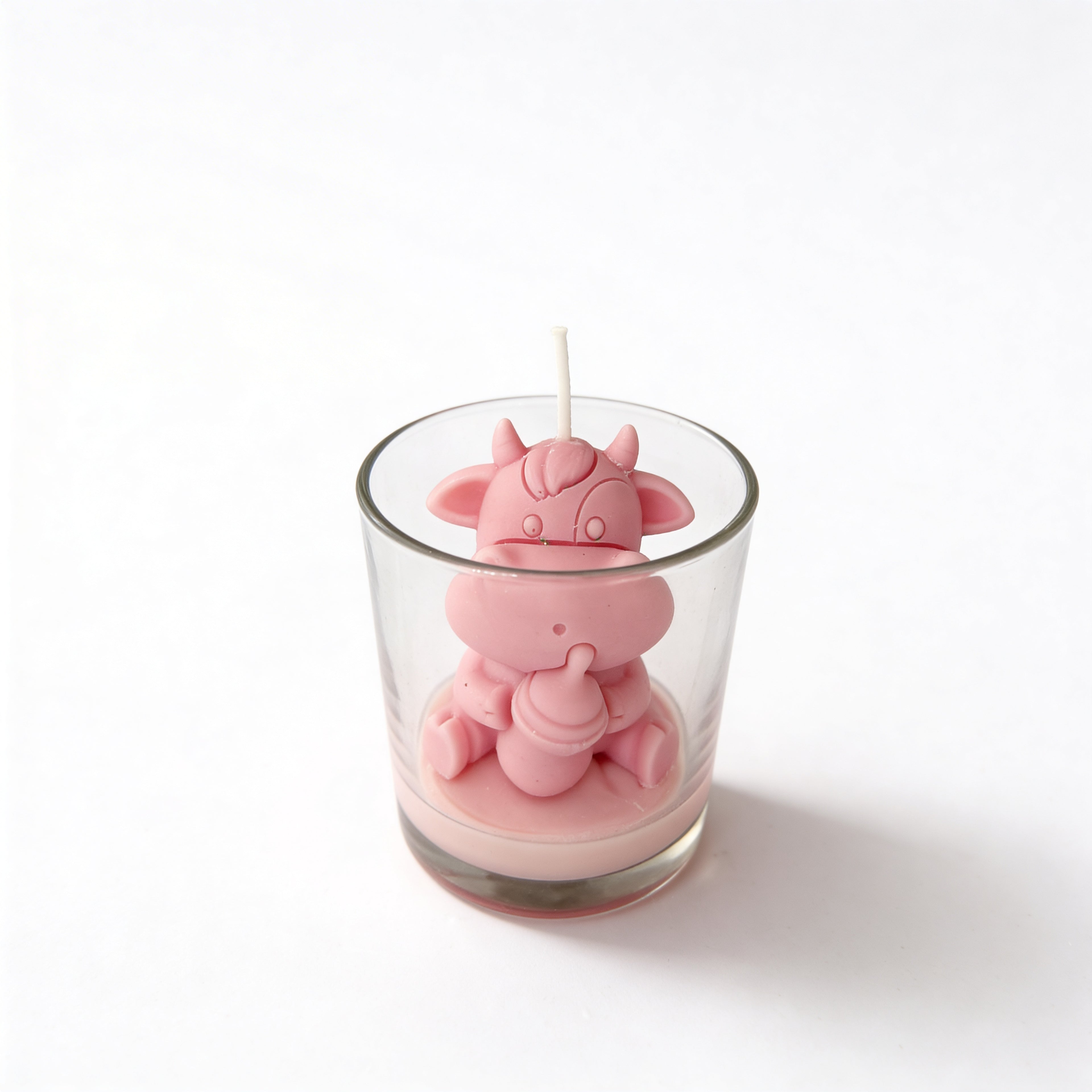 Świeca sojowa w szkle Baby Shower Krówka z butelką Różowa