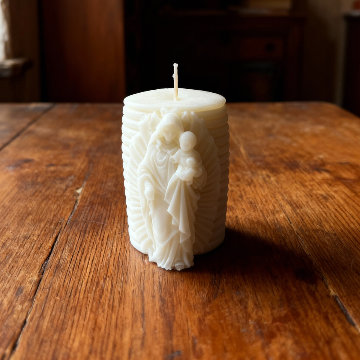 Ozdobna świeca sojowa walec Maryja z Dzieciątkiem ecru/kremowa