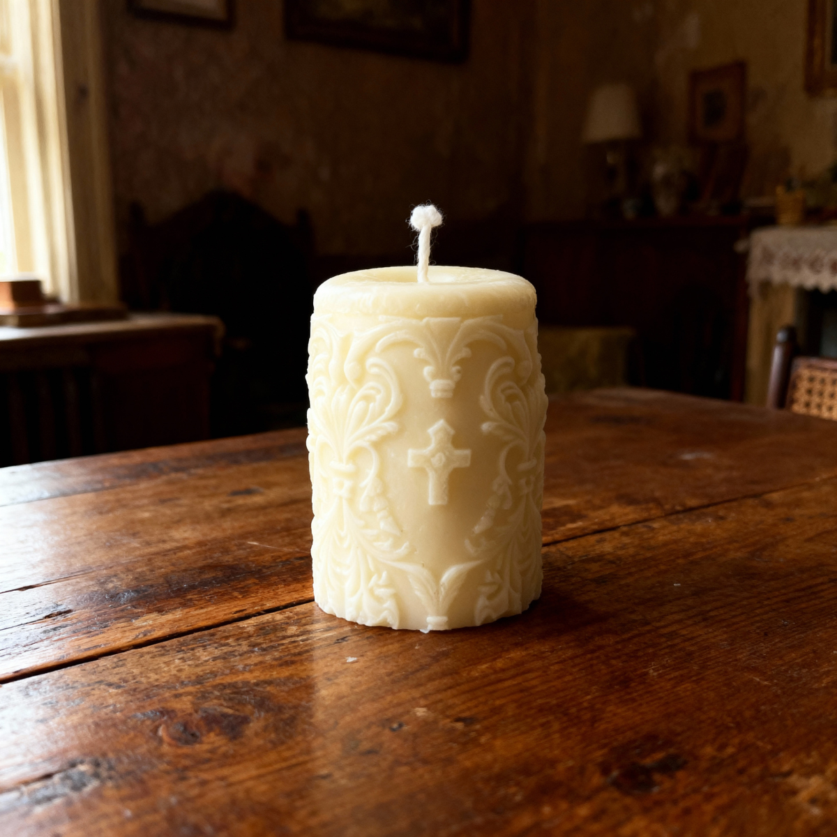 Vela decorativa de soja Pilar Cruz con delicado ornamento