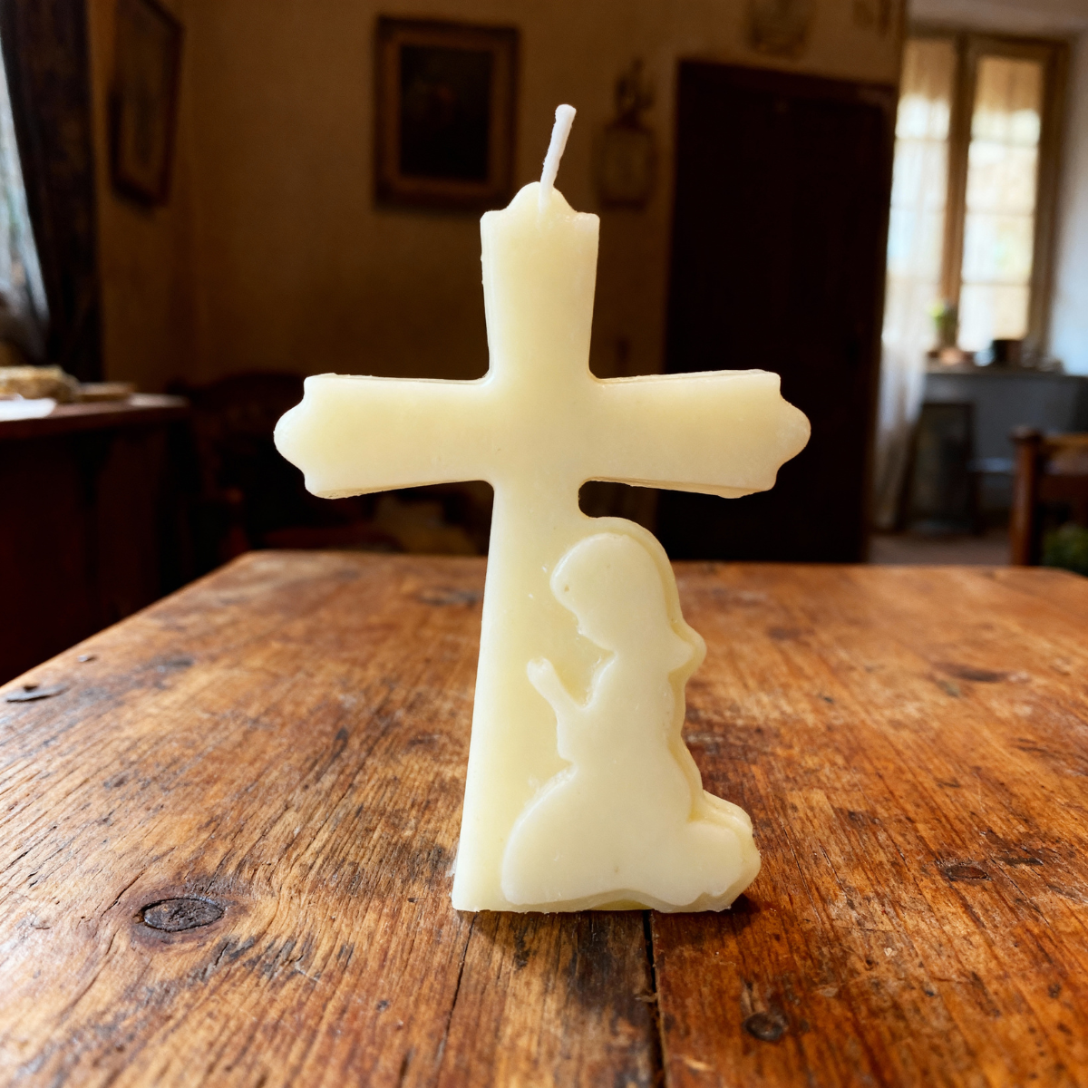 Ozdobna świeca sojowa Krzyż z modlącą się dziewczynką