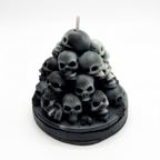 Halloween-Sojakerze in Form einer Totenkopf-Pyramide, Duft Blue Haze, 140 g