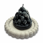 Halloween-Sojakerze in Form einer Totenkopf-Pyramide, Duft Blue Haze, 140 g