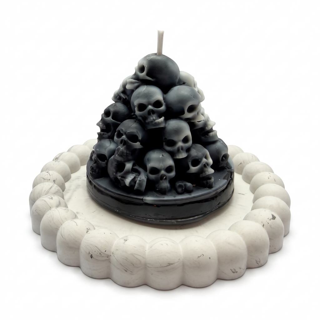 Halloween-Sojakerze in Form einer Totenkopf-Pyramide, Duft Blue Haze, 140 g