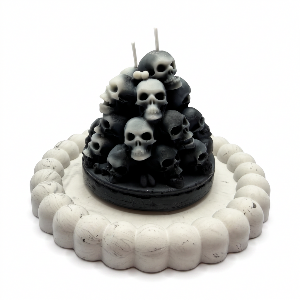 Halloween-Sojakerze in Form einer Totenkopf-Pyramide, Duft Blue Haze, 140 g