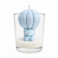 Sojakaars als babyshowercadeau Balon Beer blauw, geur Soft Linen, in glas 250 g