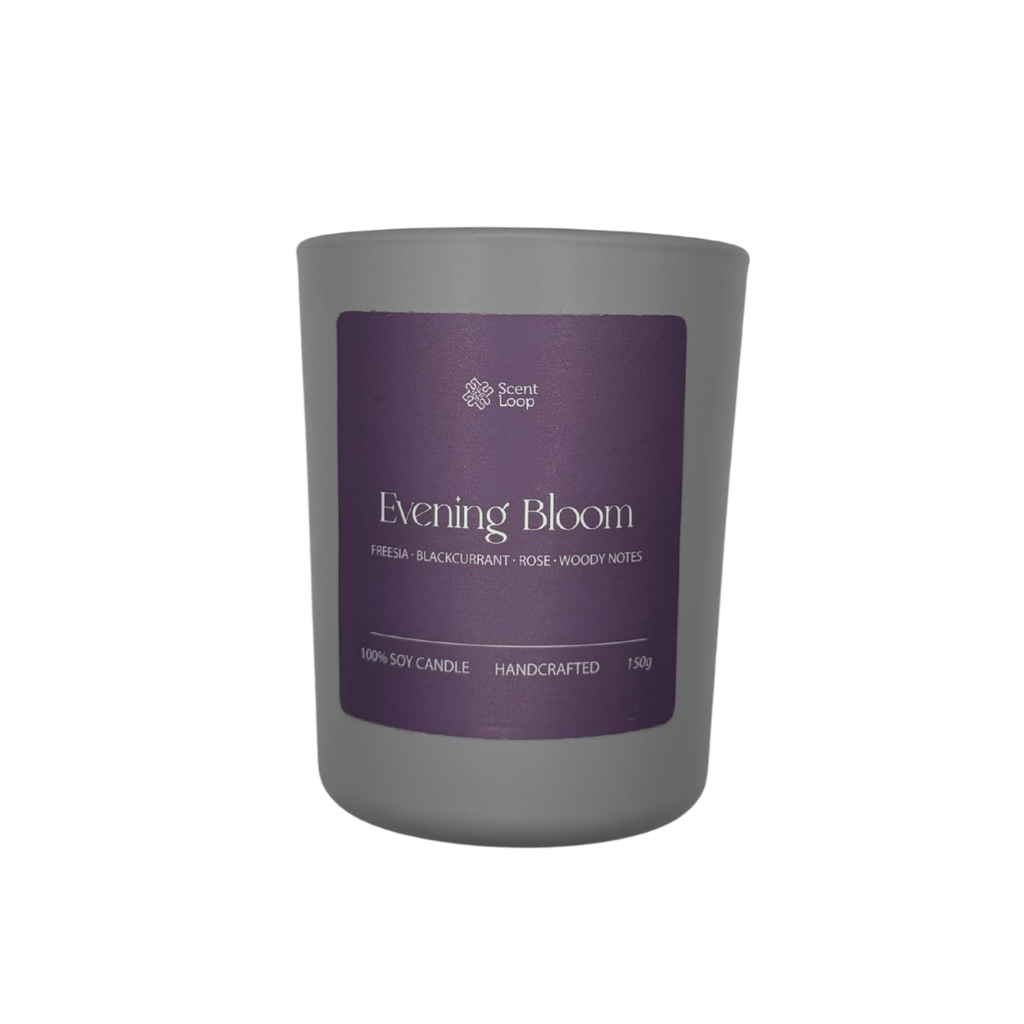 Świeca sojowa zapachowa Evening Bloom frezja, czarna porzeczka i drzewne nuty Regular 150g