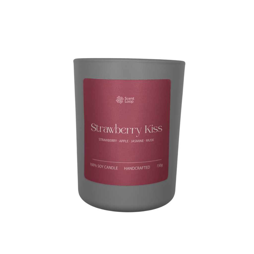 Świeca sojowa zapachowa Strawberry Kiss truskawka, jabłko i piżmo Regular 150g