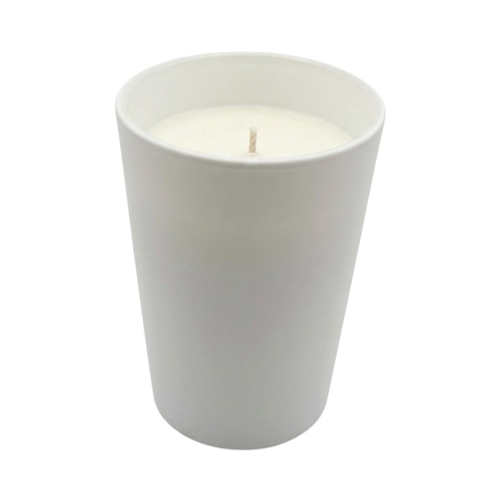 Świeca sojowa ScentLoop.eu o zapachu bazylii w eleganckim białym szklanym naczyniu, idealna do relaksu.