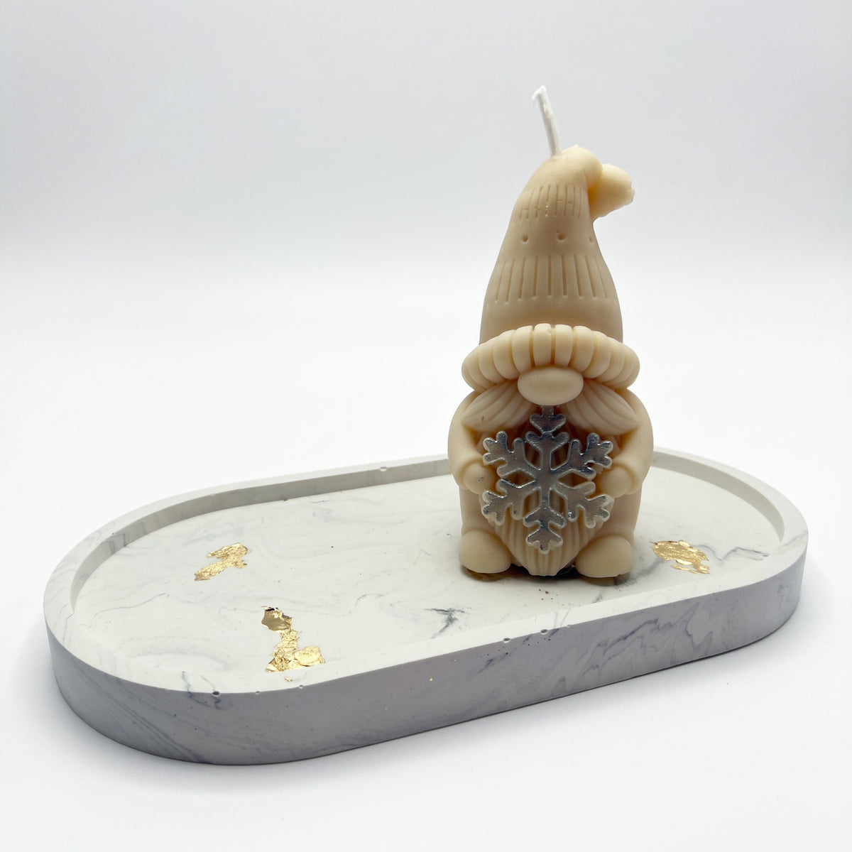 Vánoční sójová svíčka Figurka Skřítek se sněhovou vločkou s vůní Christmas Home 60g