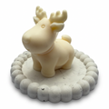 Kalėdinė sojų vaško žvakė „Rudolfo elnio“ figūrėlė, kvapas „Christmas Home“, 130g