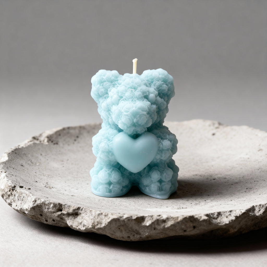 Świeca sojowa Miś z sercem z róż zapachowa Paris 50g