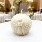Dekorativní sojová svíčka koule Novomanželé na květinovém pozadí