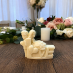 Dekorativní sojová svíčka Novomanželé s nápisem LOVE